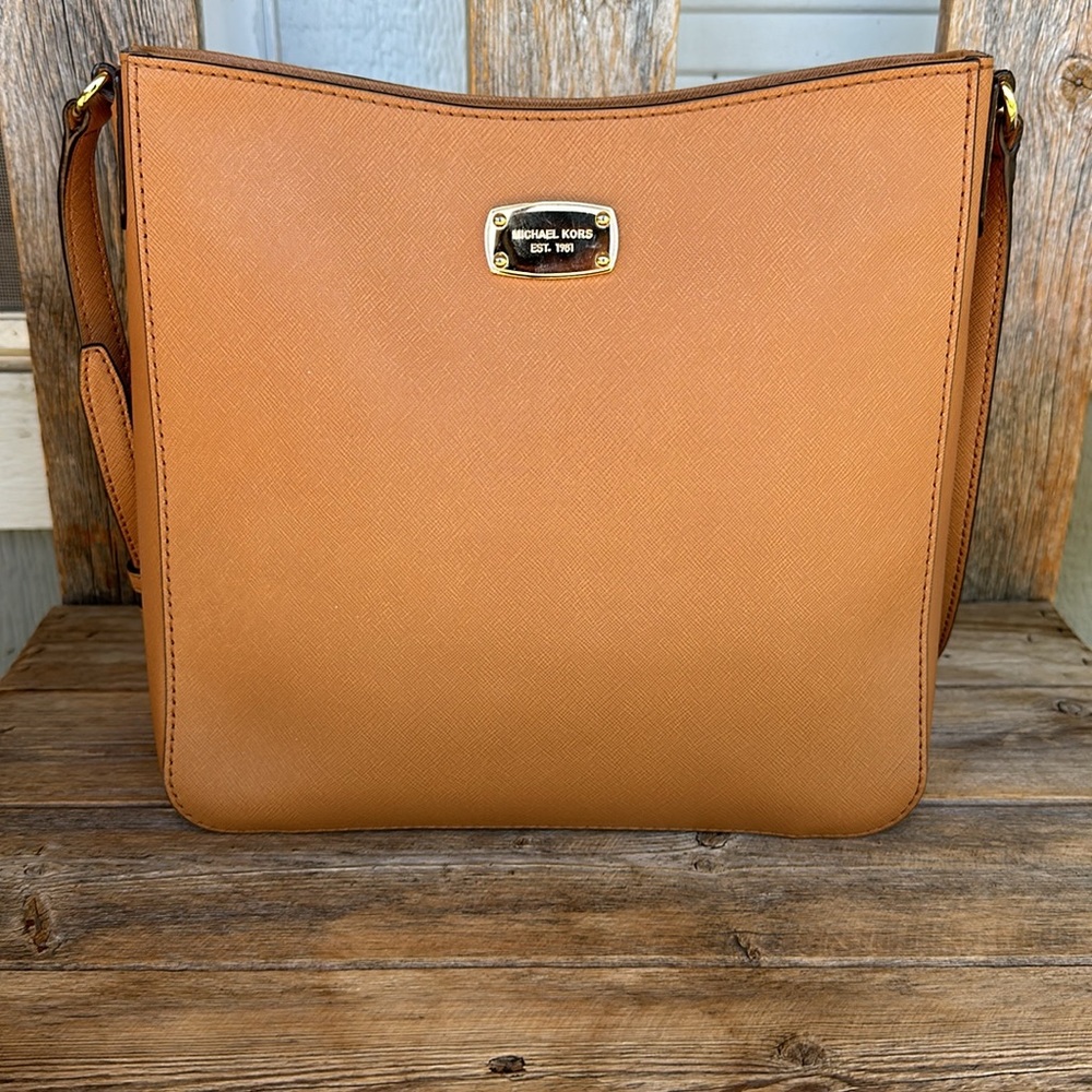 EUC Michael Kors Tan Crossbody Purse. Sz OS.